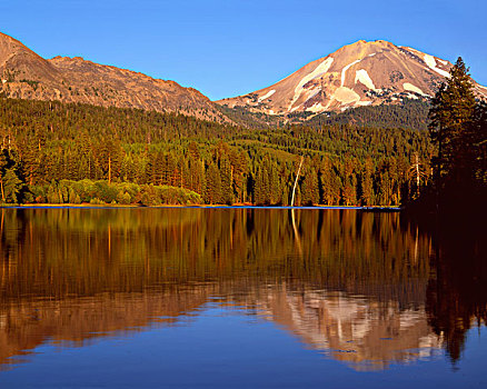 美国,加利福尼亚,拉森火山国家公园,西北地区,顶峰,右边,混乱,峭壁,左边,反射,湖,大幅,尺寸