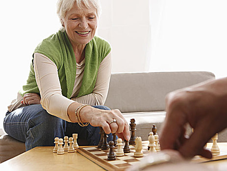老年,夫妻,玩,下棋,在家