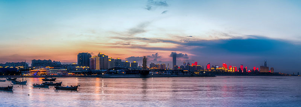 青岛汇泉湾建筑和城市夜景