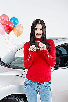 亚洲女青年展示汽车钥匙