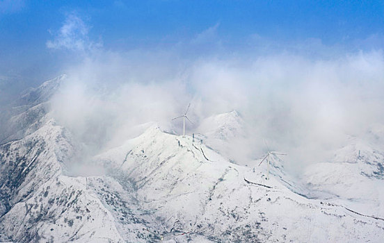 山西省运城市迎来2020年首场雪,俯瞰白雪皑皑中条山云雾飘渺犹如仙境