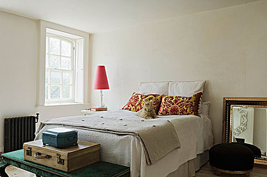 卧室,一堆,手提箱,脚,双人床,床头灯,红色,荫凉,靠近,窗