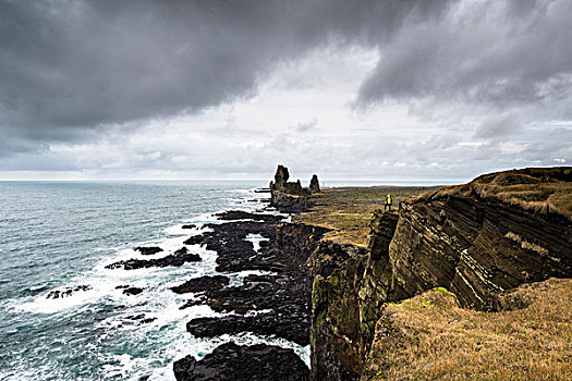 斯奈山半岛,西部,冰岛,海蚀柱,沿岸,悬崖,一个,男人,站立