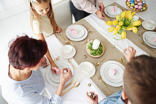 俯视,祖母,家庭,准备,复活节,餐桌