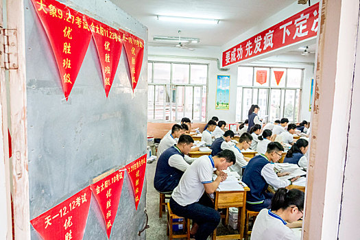 河南滑县,高三学生备战2019高考,早上五点起床读书