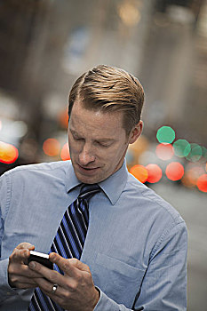 一个,男人,衬衫,领带,检查,手机,站立,热闹街道