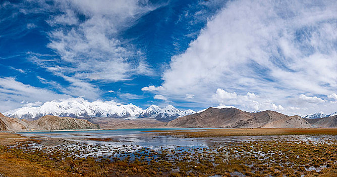 新疆帕米尔高原葱岭上的喀拉库勒湖湿地