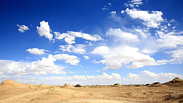 蓝天白云沙漠