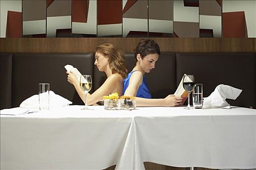 两个女人,餐馆,读