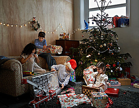 姐妹,兄弟,打开,圣诞礼物,起居室