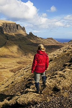 苏格兰,斯凯岛,女性,行走,穿,红色,防水,向外看,风景,半岛