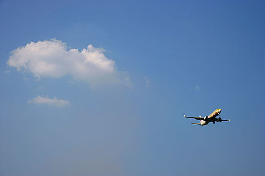 中国国际航空公司的客机正在重庆江北国际机场降落