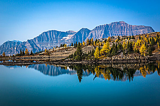 岩岛湖,随着,秋天的落叶,和山,范围,在背景中,省立公园,英属哥伦比亚大学,加拿大