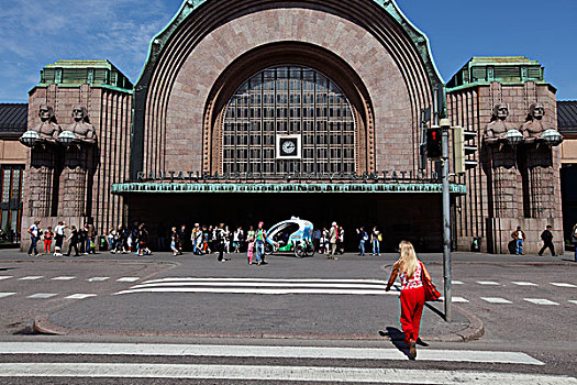 芬兰,赫尔辛基,地铁站,入口,行人,穿过,街道