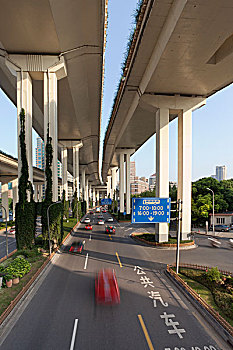 上海繁忙的成都路高架桥交通