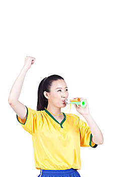 一个穿足球队服拿着加油棒的女青年