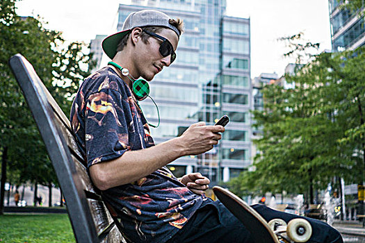 男青年,智能手机,公园长椅,高原,蒙特利尔,魁北克,加拿大