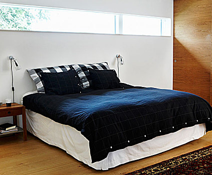 双人床,黑色,床上用品,细条,灯光,墙壁