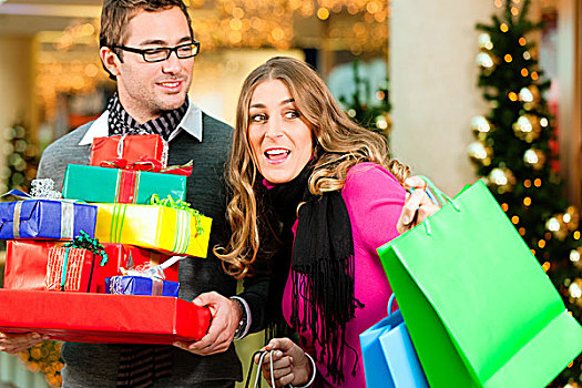 情侣,白人,男人,女人,圣诞礼物,礼物,购物袋,商场,正面,圣诞树