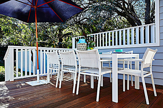 白色,户外椅,桌子,平台,蓝色,伞,木质,栏杆