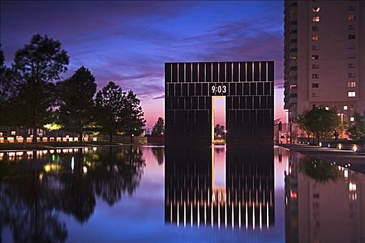 反射,纪念,树,水中,俄克拉何马市国家纪念馆,俄克拉荷马市,俄克拉荷马,美国