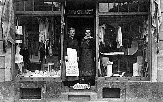 两个,女业务员,站立,门,时尚,店,20世纪30年代,德国,欧洲