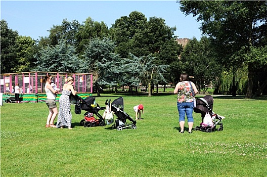 年轻,母亲,幼儿,折叠式婴儿车,公园