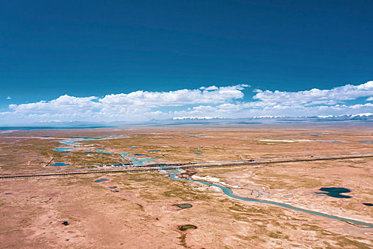 可可西里-索南达杰保护站,风光摄影风景航拍,青海玉树治多县索南达杰保护站,位于藏羚羊的故乡-可可西里自然保护区东侧的昆仑山脚下,这是中国民间第一个自然生态环境保护站,这片区域被称为,世界第三极,因而