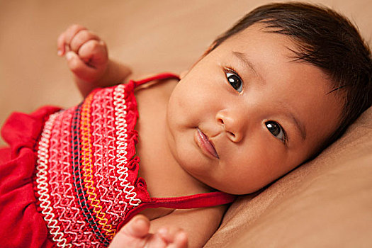 亚洲人,婴儿,躺,穿,红裙,看镜头,棚拍,褐色背景