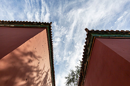蓝天白云映衬下的北京故宫的红墙