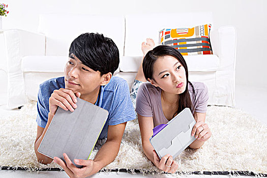 青年情侣和平板电脑