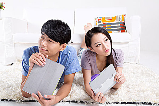 青年情侶和平板電腦