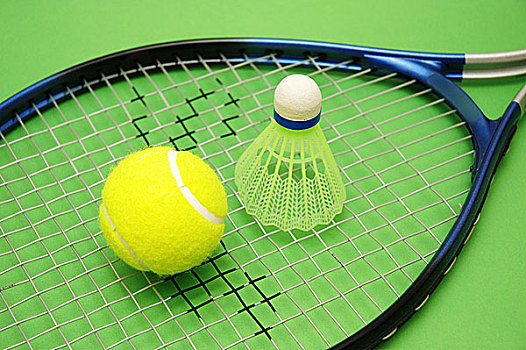 网球,羽毛球,球拍,绿色背景