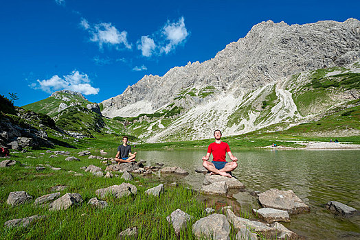 两个,年轻,男人,坐,石头,冥想,高山湖,阿尔卑斯山,巴特辛德朗,巴伐利亚,德国,欧洲