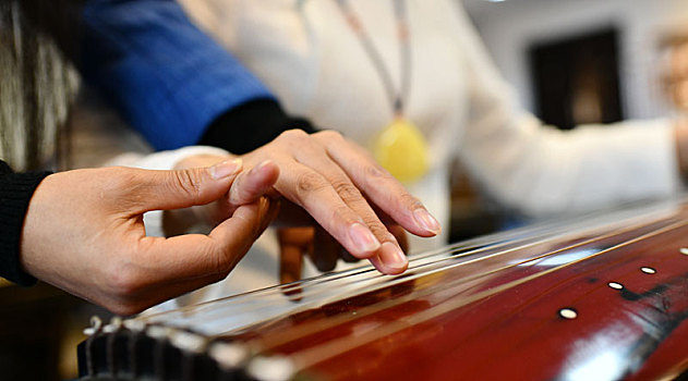 贵州遵义,学习古琴弹奏技艺