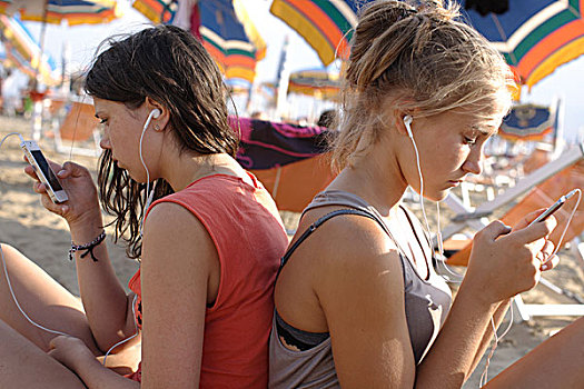 两个,少女,13岁,手机,海滩