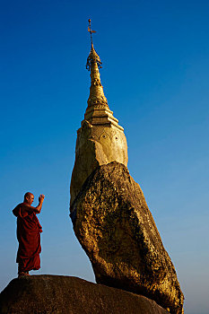 僧侣,金岩石佛塔,缅甸,亚洲