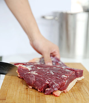 鲜牛肉黄牛肉,厨师切肉,手切牛肉,热气牛肉,厨房