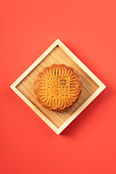 红色背景中的中秋节月饼