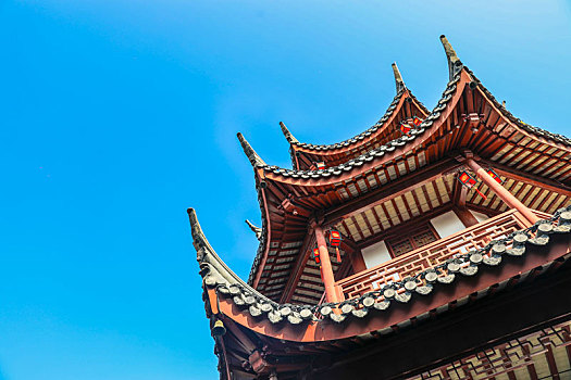 上海七宝古镇的中国古典建筑仰视特写