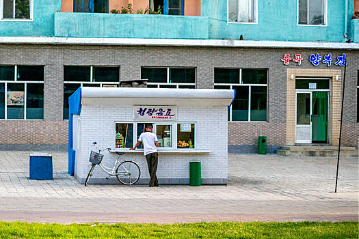 朝鲜首都平壤街头简易商店,四四方方小房子,商品丰富顾客络绎不绝
