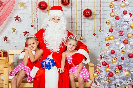 圣诞老人,搂抱,两个女孩,姐妹