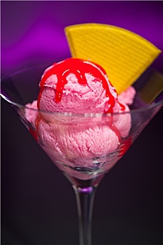 树莓冰淇淋,马提尼酒杯