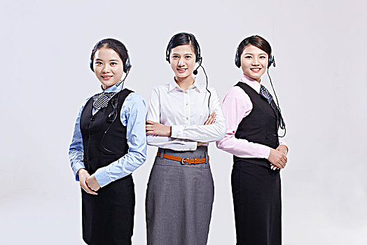 頭戴耳麥的三位年輕東方美女客服