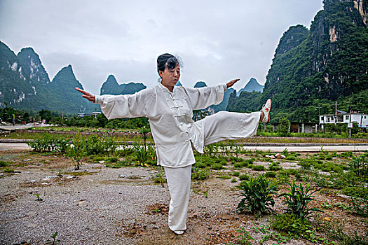 广西桂林漓江江畔打太极拳