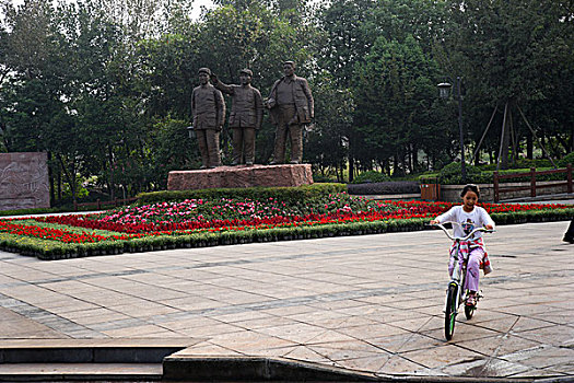 重庆大渡口思源广场骑自行车的小女孩