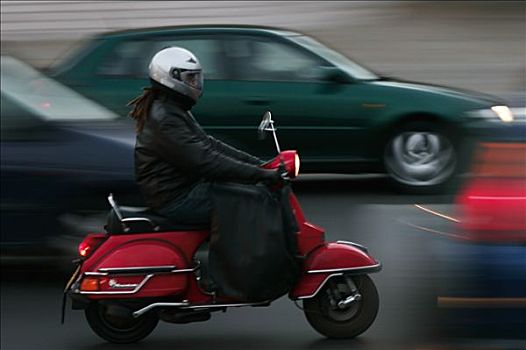 法国,巴黎,男人,长发绺,红色小轮摩托,汽车