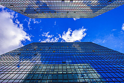 蓝天下的玻璃建筑
