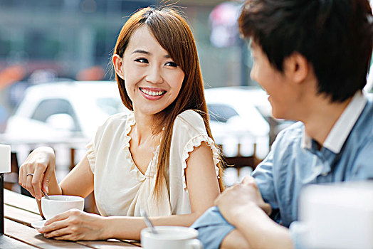 年轻情侣在户外咖啡厅约会