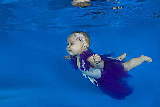 女婴,衣服,跳芭蕾,游泳,水下,游泳池,敖德萨,乌克兰,欧洲